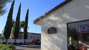 Un edificio con un letrero que dice "8711 Valley Blvd."