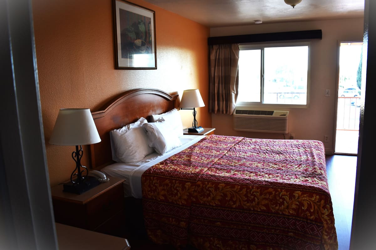 Room, 1 Katil Raja (King) | Meja, seterika/papan seterika, Wi-fi percuma, cadar katil