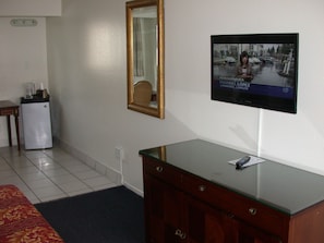 Desk, iron/ironing board, free WiFi, bed sheets - Valley Hotel (Rosemead)