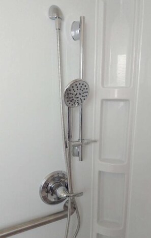 Room, 1 King Bed | Bathroom | Combined shower/bathtub, free toiletries, towels
