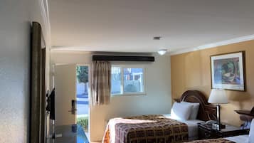 Habitación doble estándar, 2 camas matrimoniales | Escritorio, tabla de planchar con plancha, wifi gratis y ropa de cama