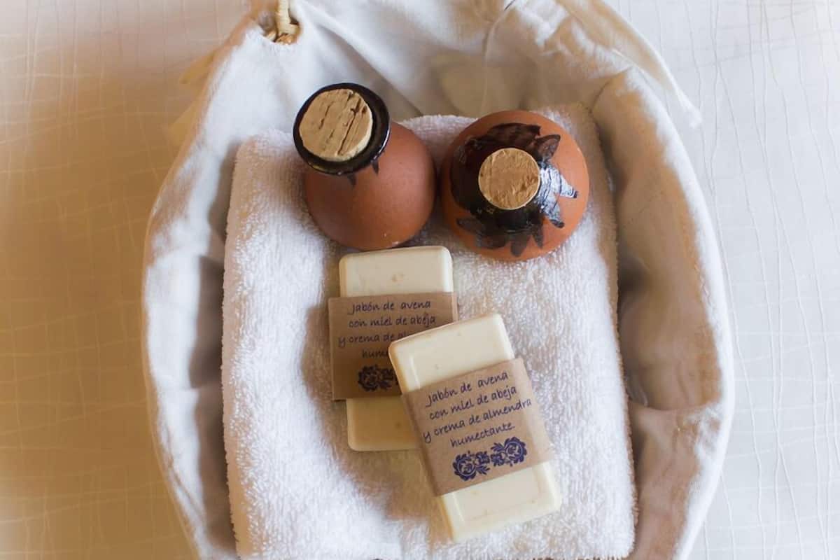 Dusche, kostenlose Toilettenartikel, Handtücher, Seife