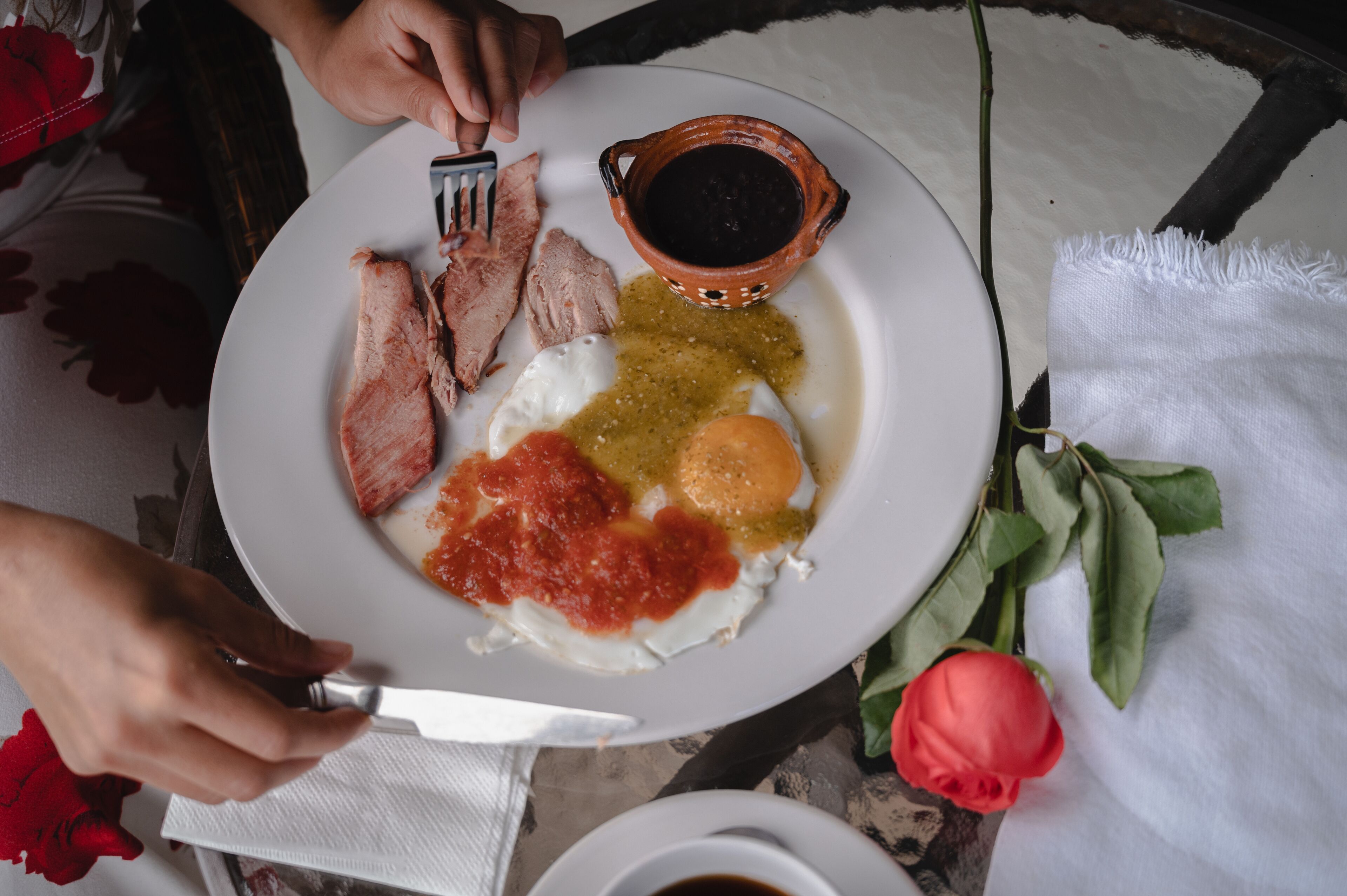 Un plato con comida, un tenedor y un cuchillo.