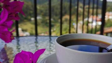 Habitación panorámica | Decoración personalizada y espacio para trabajar con laptop