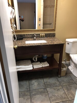 Shower, hair dryer, towels - Knight's Inn Motel (Grants Pass)