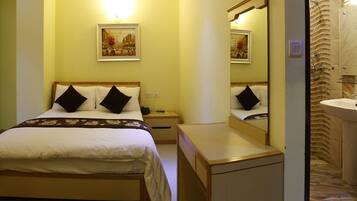 Desk, free WiFi, wheelchair access