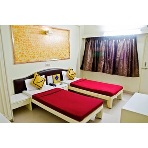 In-room safe, desk - Vista Rooms At Fame Cinemas (Chhatrapati Sambhajinagar)