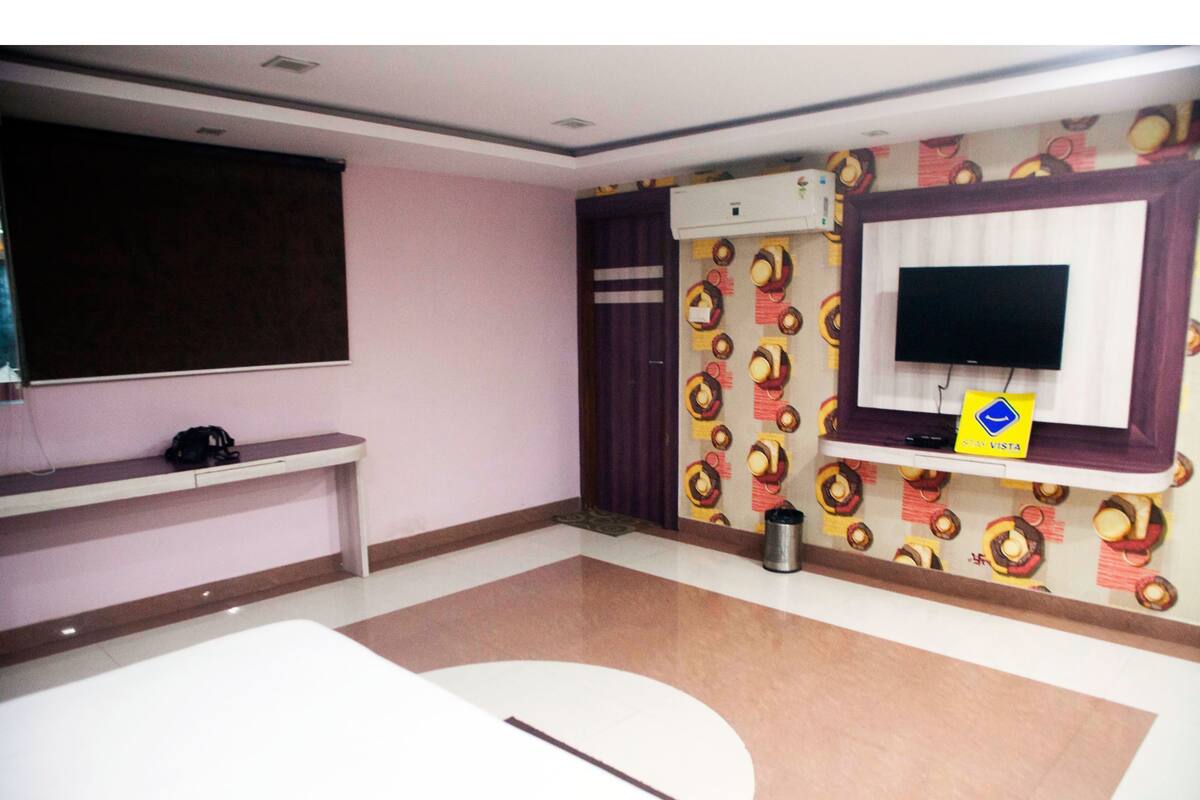 Desk, rollaway beds, free WiFi