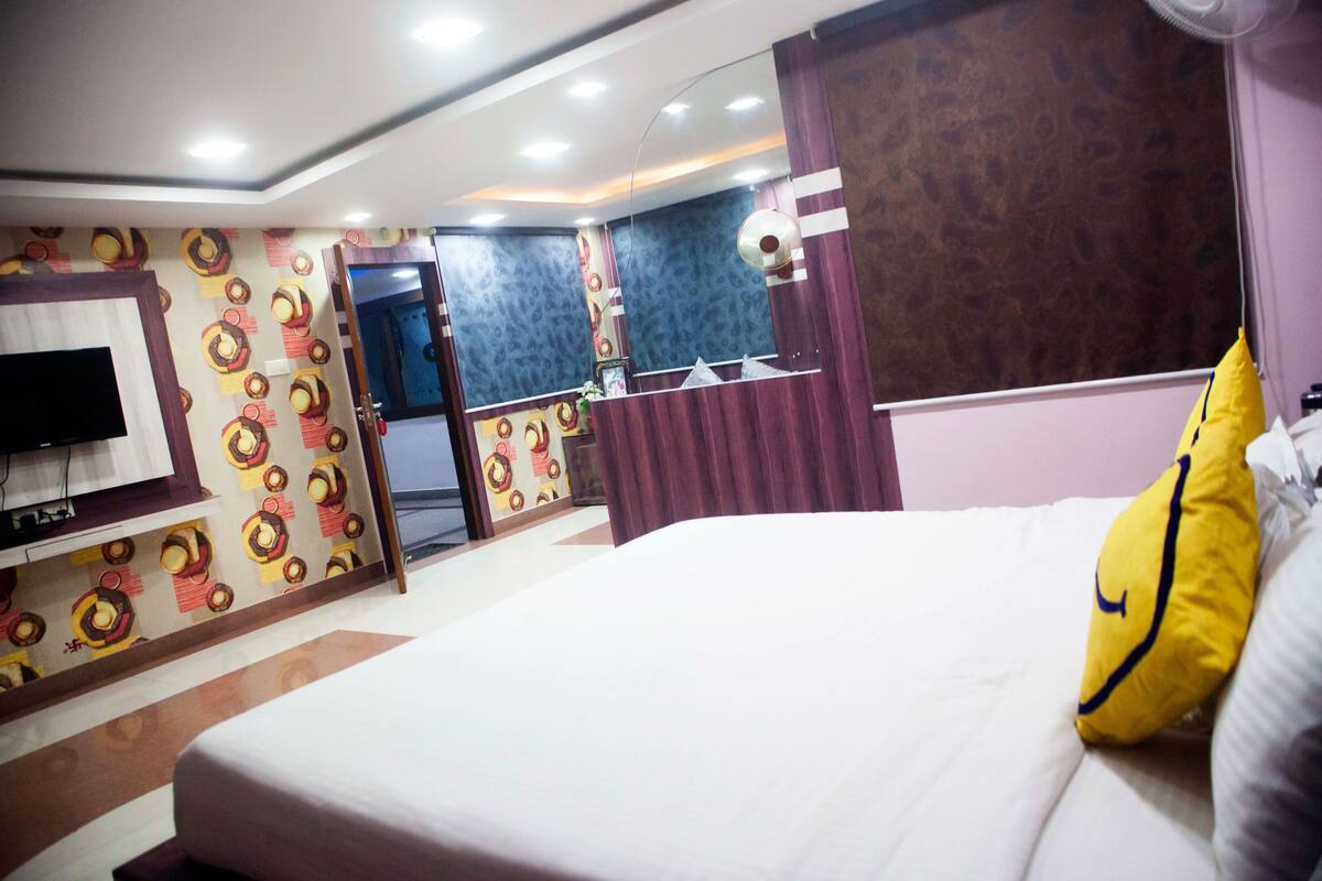 Desk, rollaway beds, free WiFi