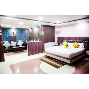 Desk, rollaway beds, free WiFi