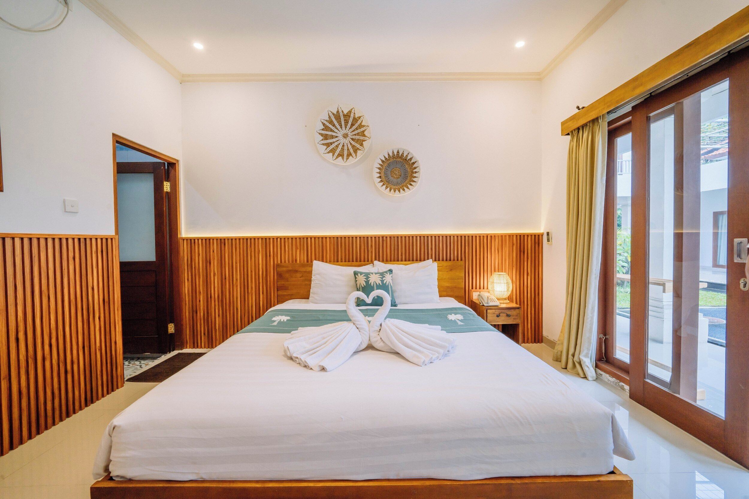 Rom – deluxe, 1 soverom, privat bad, ved basseng | 1 soverom, minibar, safe på rommet og skrivebord