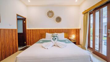 Rom – deluxe, 1 soverom, privat bad, ved basseng | 1 soverom, minibar, safe på rommet og skrivebord