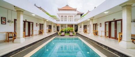 Alberca al aire libre y sombrillas en la alberca