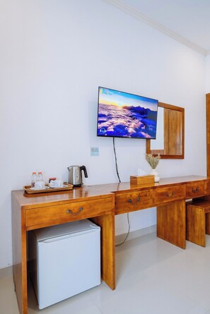 Deluxe Room, 1 Bedroom, Private Bathroom, Poolside | 1 bedroom, minibar, in-room safe, desk - MIMU Co Living (Seminyak)