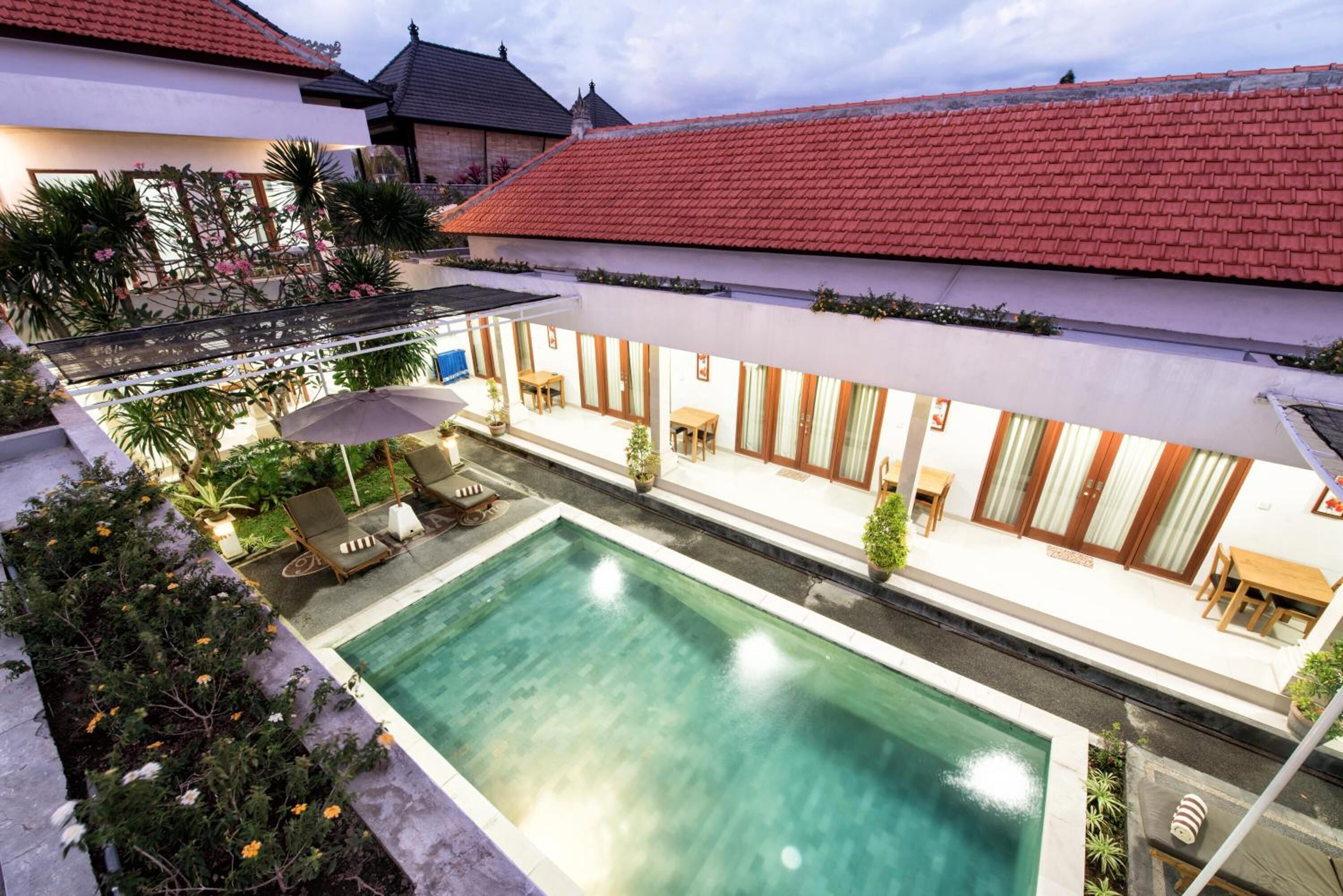 outdoor pool, pool umbrellas