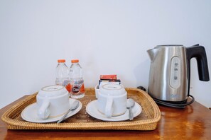 1 غرفة نوم وميني بار وخزنة داخل الغرفة ومكتب