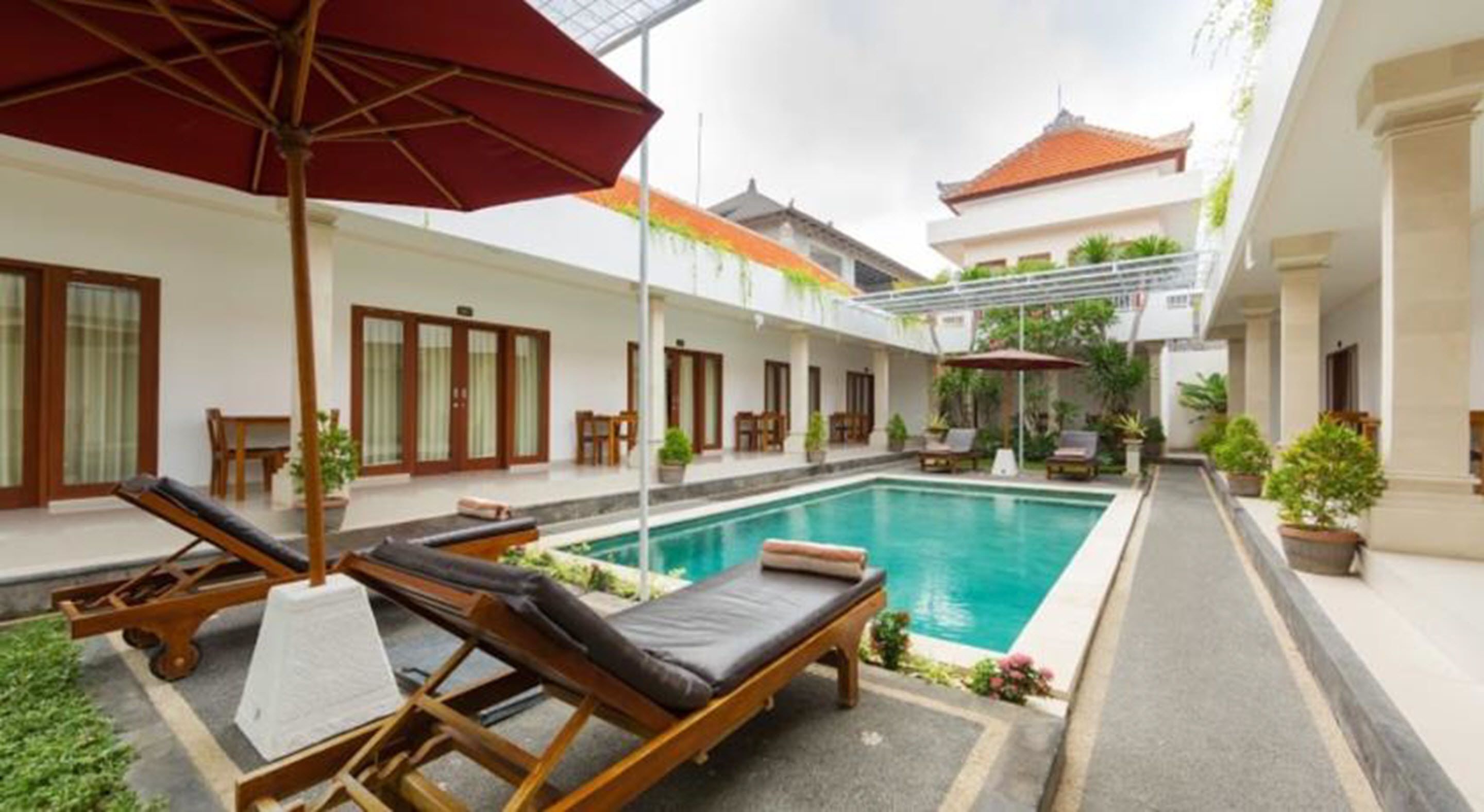 body scrubs, 1 treatment room, manicures and pedicures, massages