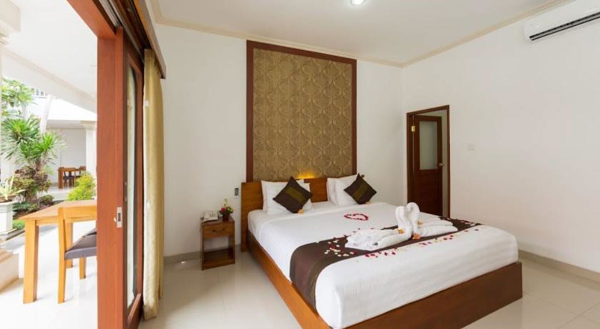 1 chambre, minibar, coffres-forts dans les chambres, bureau