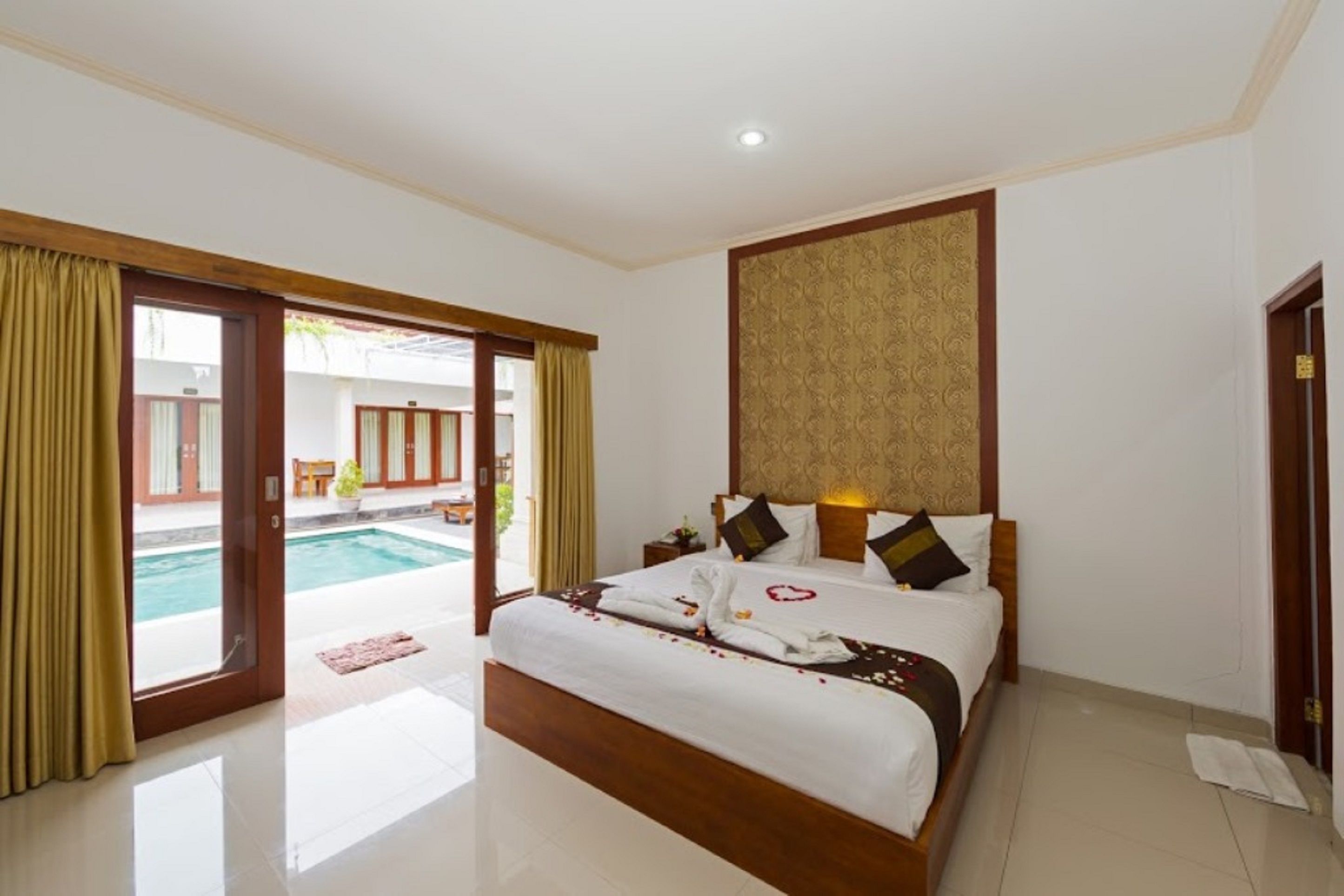 deluxe room, 1 bedroom, private bathroom, poolside | 1 bedroom, minibar, in-room safe, desk