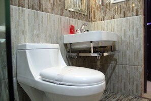 Standard-Doppel- oder -Zweibettzimmer, 1 Doppelbett, eigenes Bad | Badezimmer | Kostenlose Toilettenartikel, Haartrockner, Hausschuhe, Handtücher