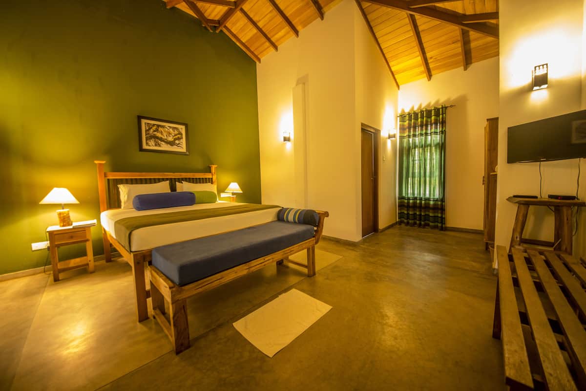 deluxe double room, 1 bedroom | 1 bedroom, in-room safe, desk, iron/ironing board