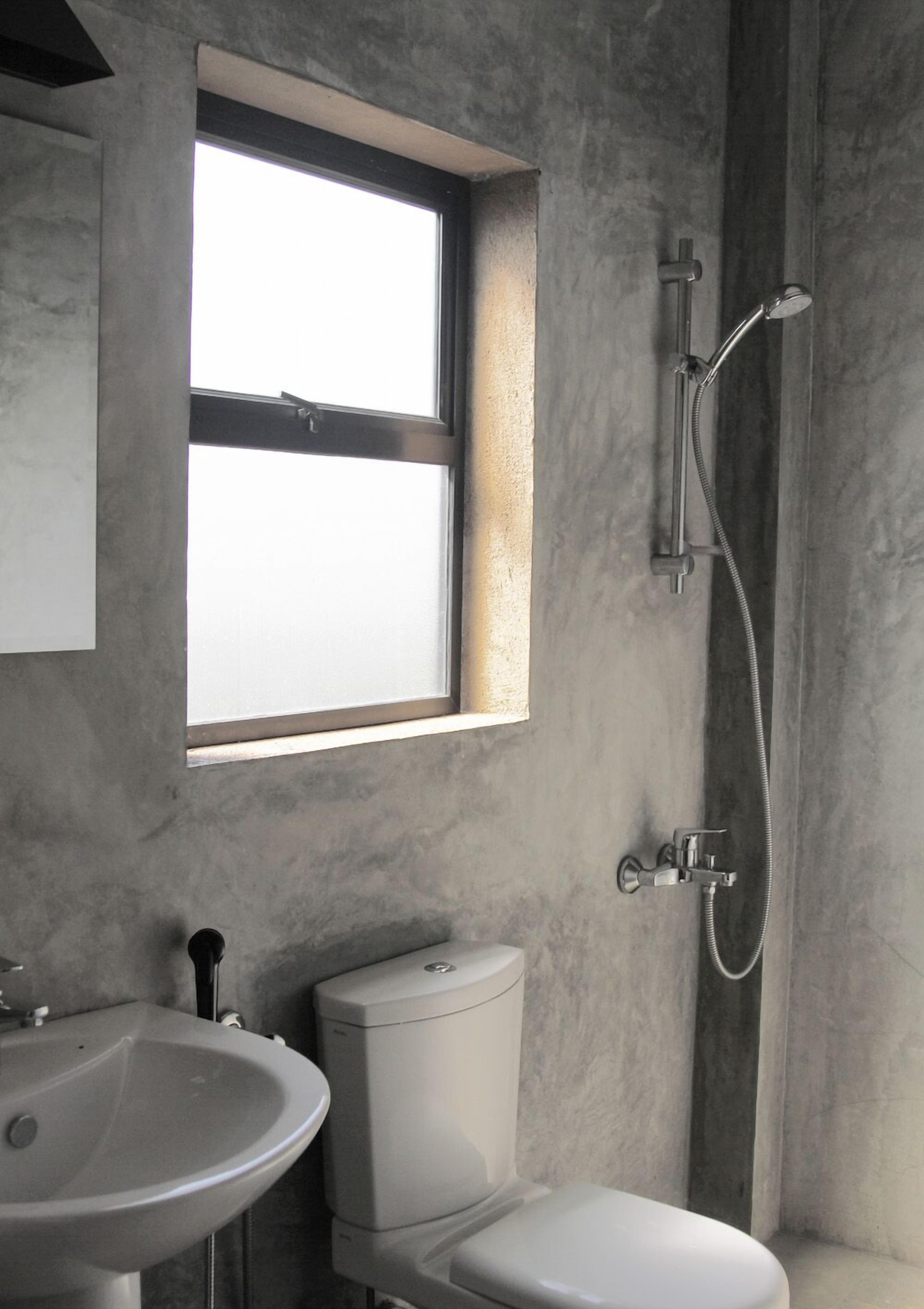 standard twin room, 1 bedroom | bathroom | rainfall showerhead, hair dryer, towels