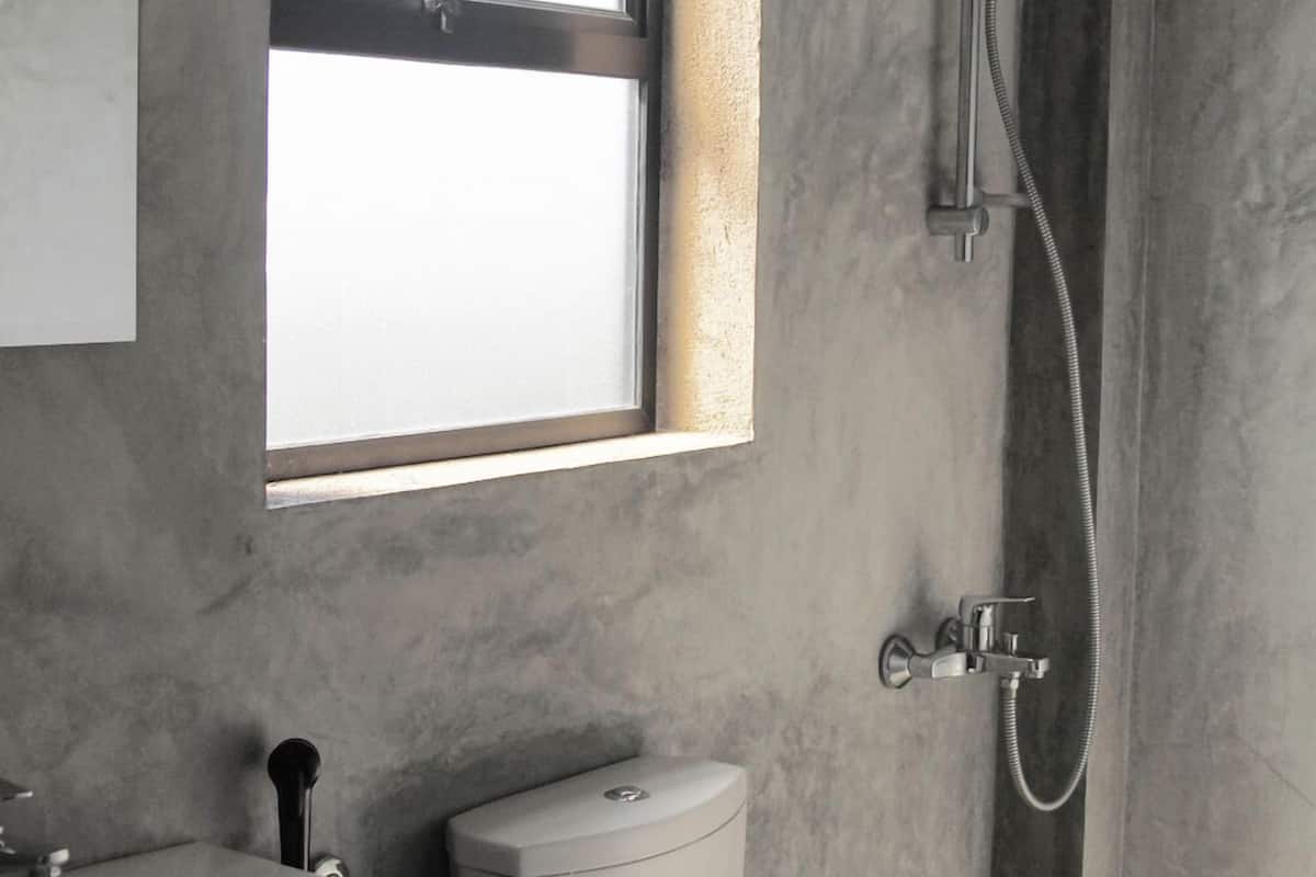 standard twin room, 1 bedroom | bathroom | rainfall showerhead, hair dryer, towels