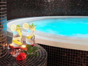 Two drinks on a table with a rose, near a hot tub. - Hotel Austeria Conference & Spa (Ciechocinek)