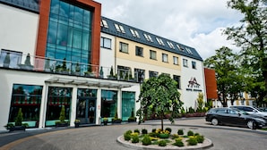 Un hotel de diseño moderno, con amplios ventanales y un jardín bien cuidado.