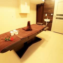 Couples treatment room(s), sauna, hot tub, steam room, body treatments