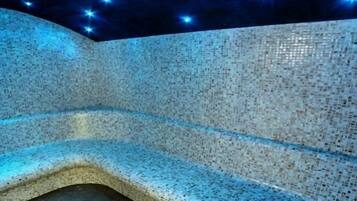 Experience the comfort of a well-designed room with a curved ceiling and a spacious, tiled floor.