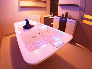 Couples treatment room(s), sauna, hot tub, steam room, body treatments