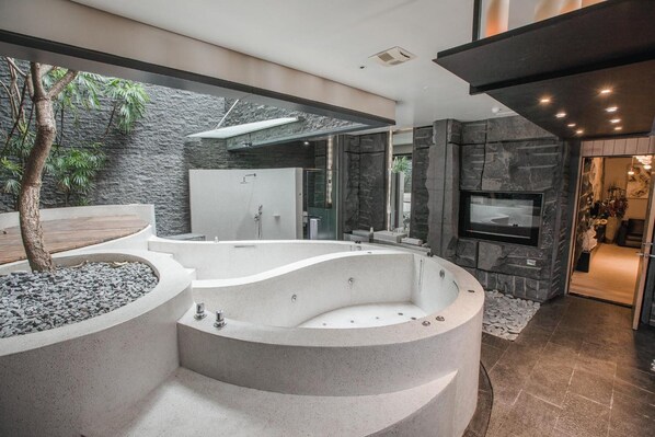 Combined shower/bathtub, deep-soaking bathtub, rainfall showerhead - Motel Stars Motel (Taichung)