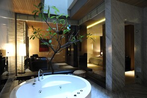 Superior Double Room | Bathroom | Combined shower/tub, deep soaking tub, rainfall showerhead