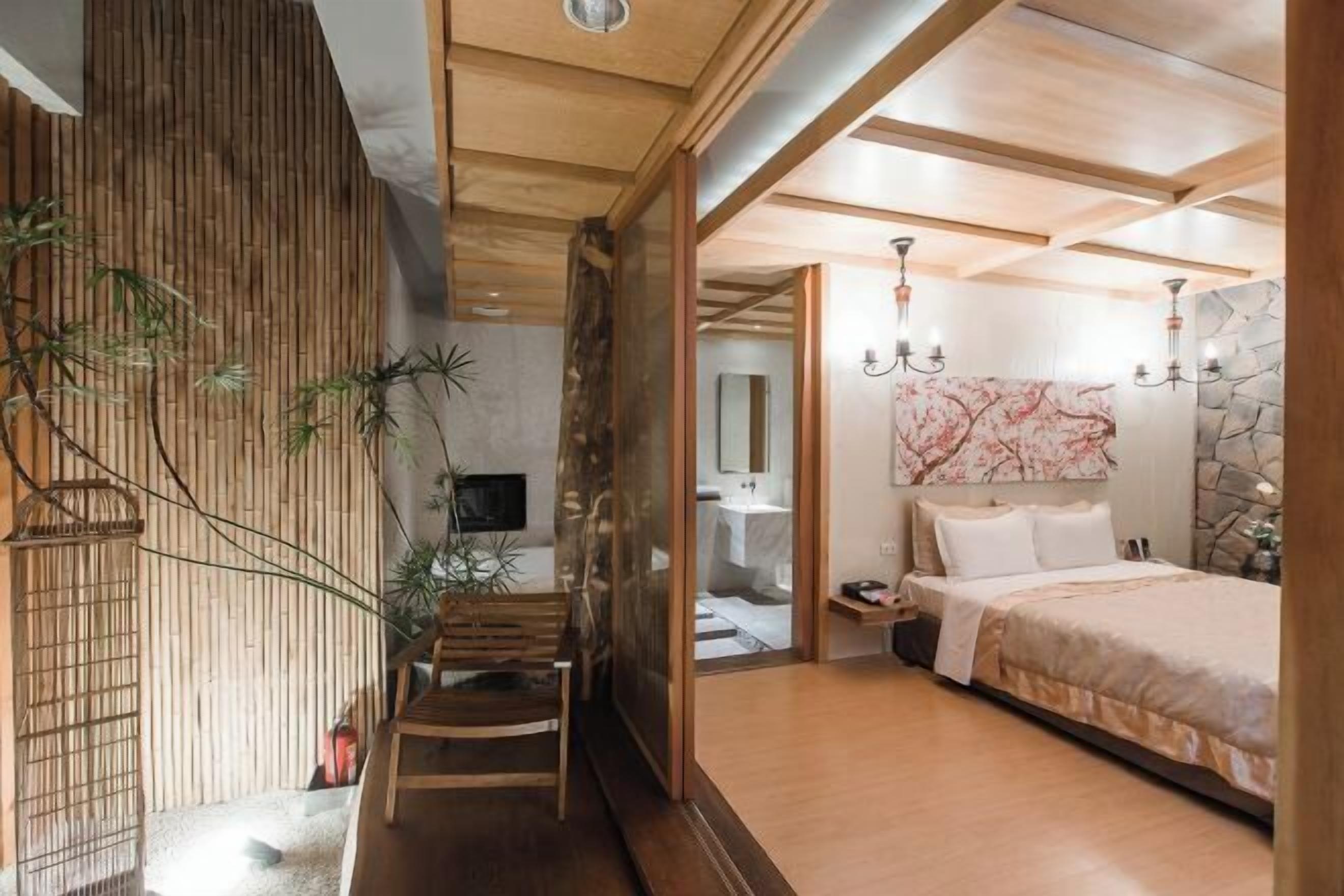 Down duvets, desk, rollaway beds, free WiFi