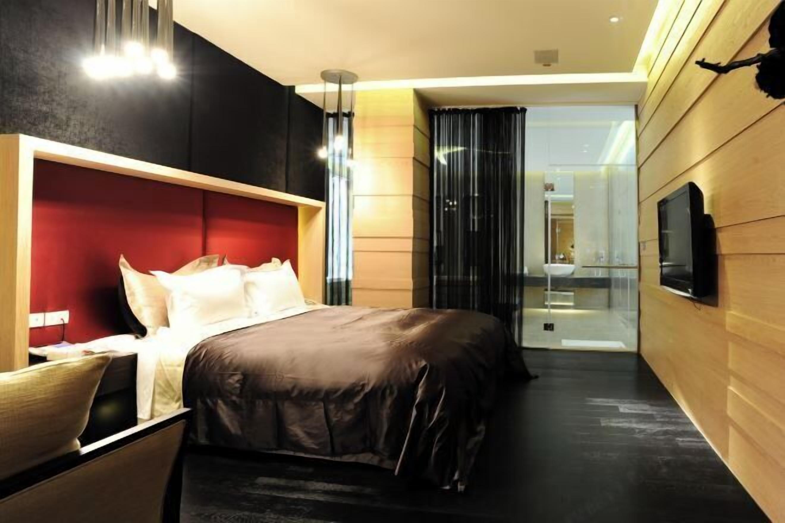 Down duvets, desk, rollaway beds, free WiFi