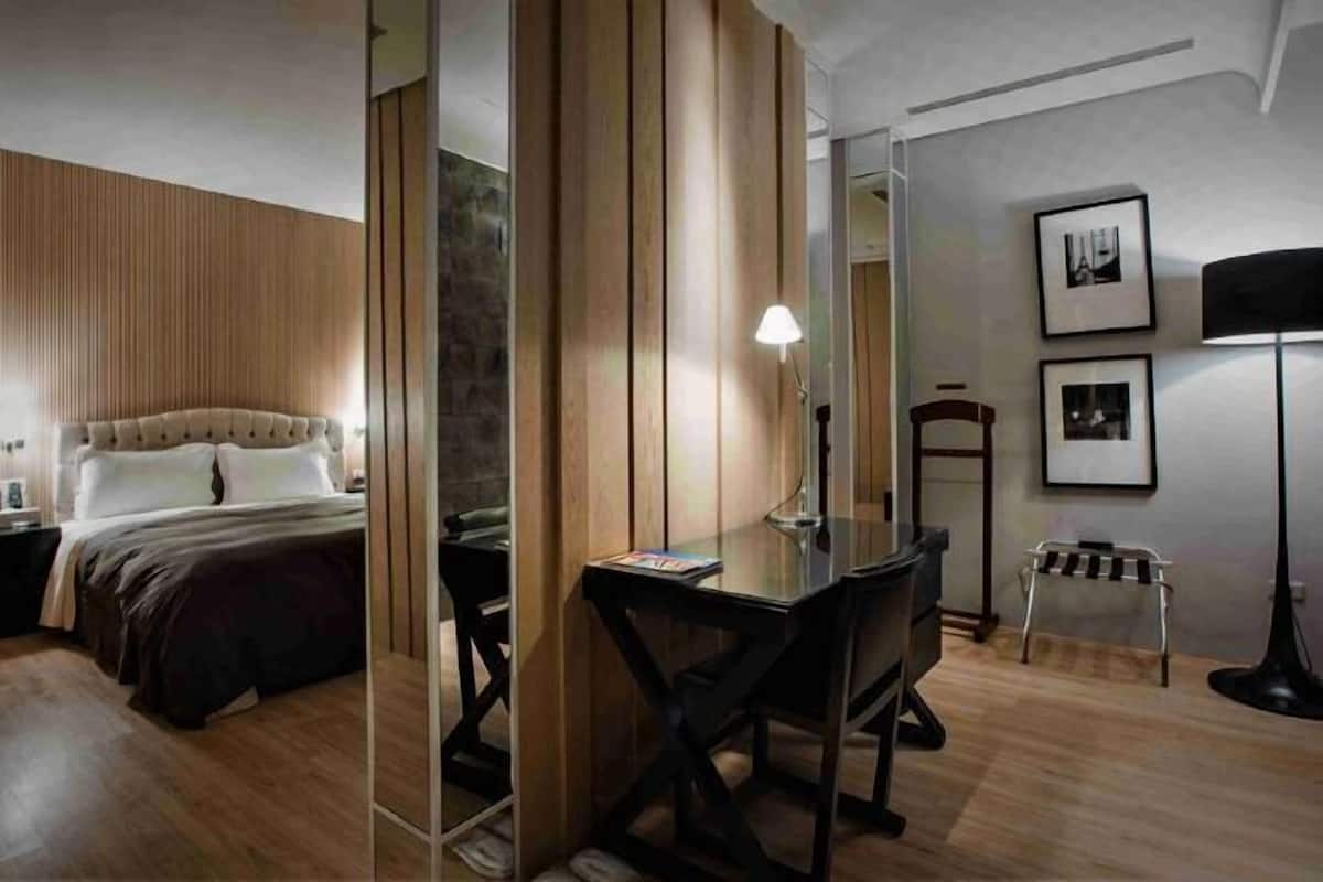 Edredón, escritorio, camas extra y wifi gratis