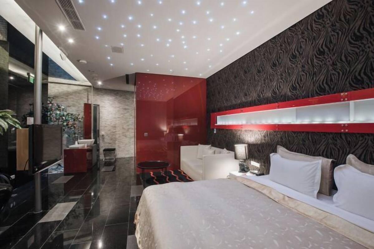 Down duvets, desk, rollaway beds, free WiFi