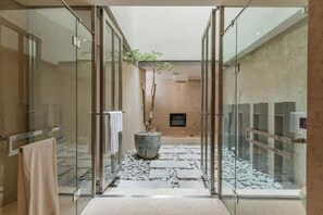 Combined shower/bathtub, deep-soaking bathtub, rainfall showerhead - Motel Stars Motel (Taichung)
