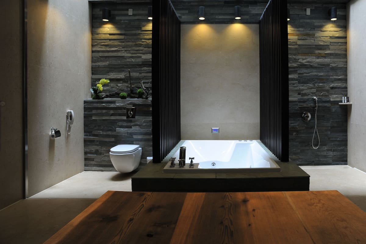 Habitación doble superior | Baño | Tina con regadera, tina profunda, regadera tipo lluvia