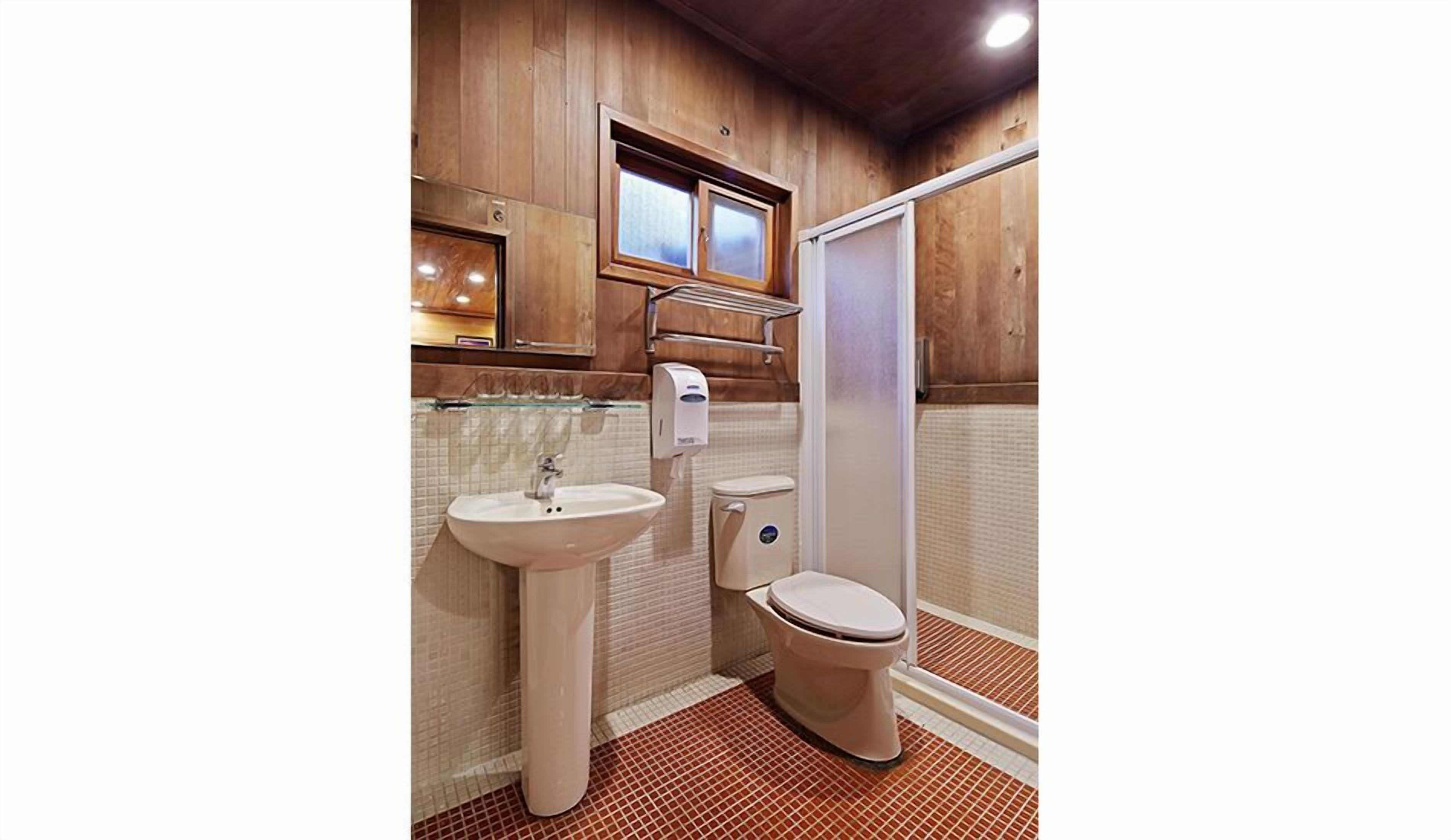 quadruple room (include dinner and breakfast) | bathroom | shower, free toiletries, hair dryer, slippers