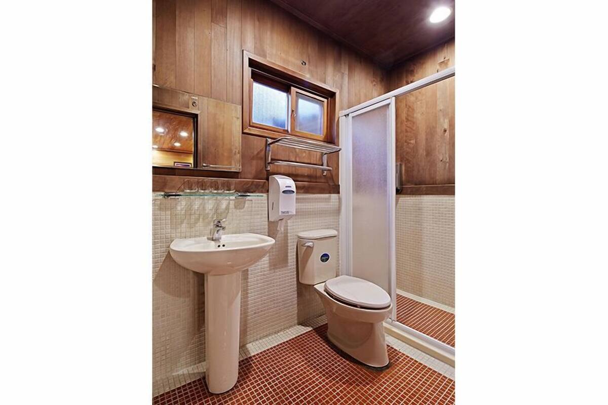 quadruple room (include dinner and breakfast) | bathroom | shower, free toiletries, hair dryer, slippers