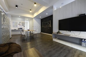 基础双床房, 2 张单人床, 公共浴室 | 羽绒被、办公桌、隔音、免费 WiFi