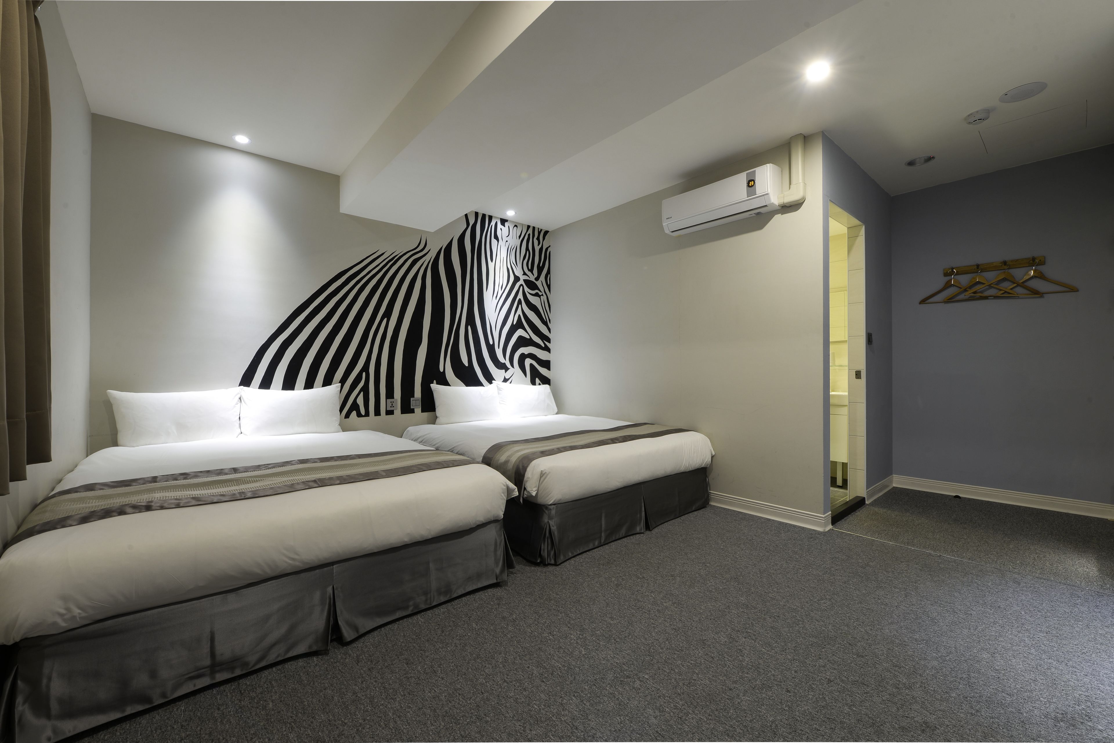 quadruple room, 2 double beds | down duvets, desk, soundproofing, free wifi