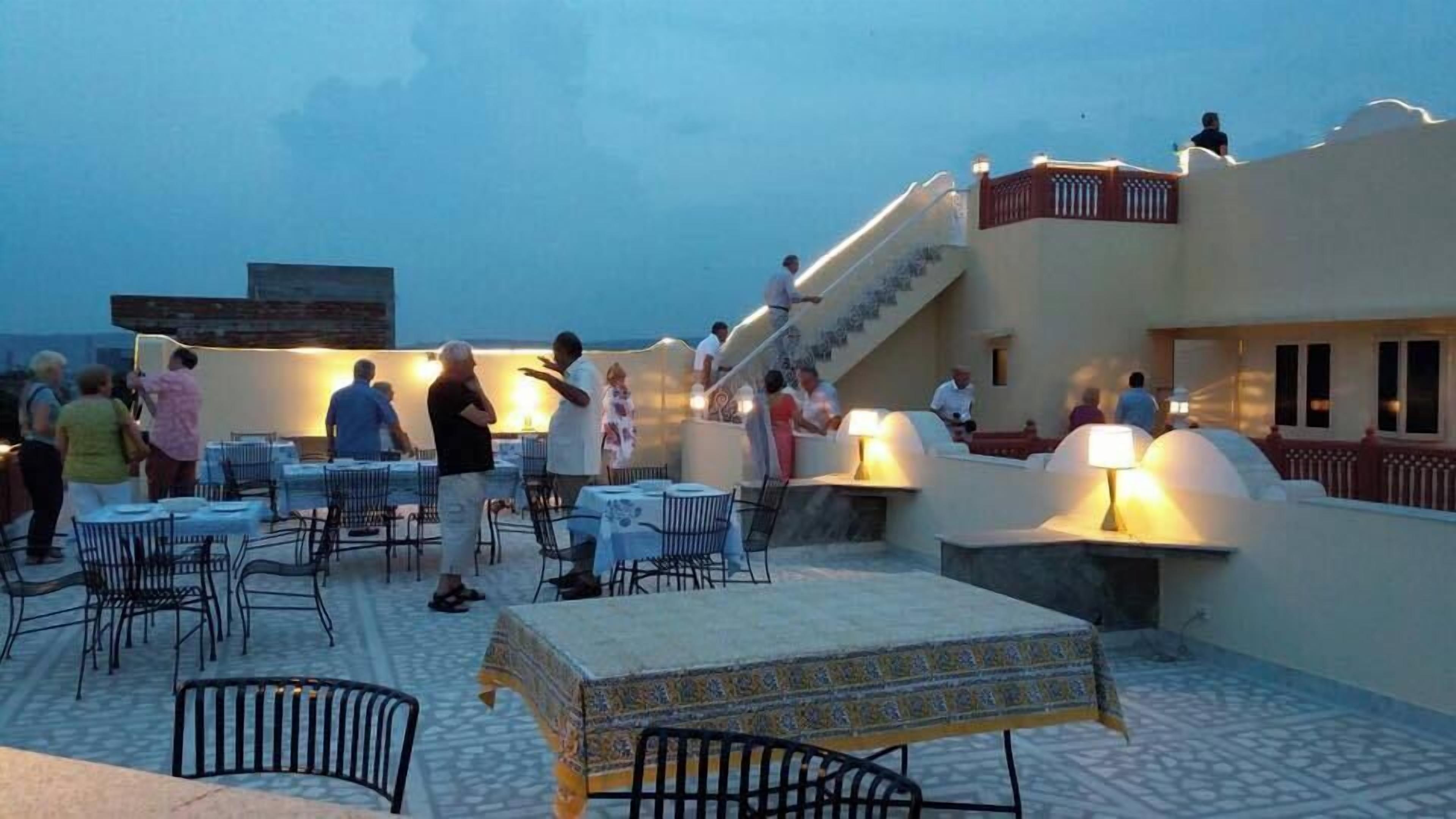 숙박 시설 정면 - 저녁/밤