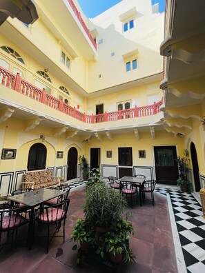 Quang cảnh sân vườn