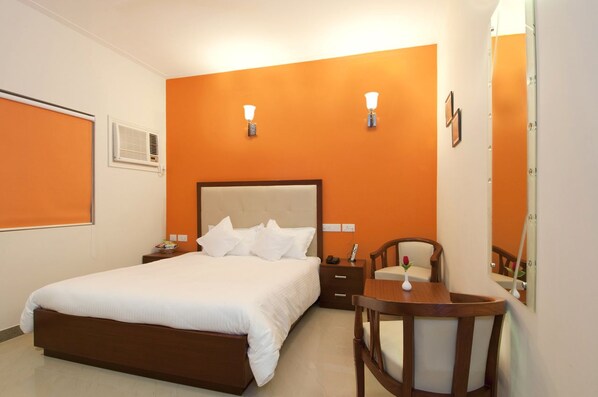 Minibar, in-room safe, desk, rollaway beds - Hotel Deviram Palace (Agra)