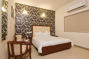 Minibar, in-room safe, desk, rollaway beds - Hotel Deviram Palace (Agra)