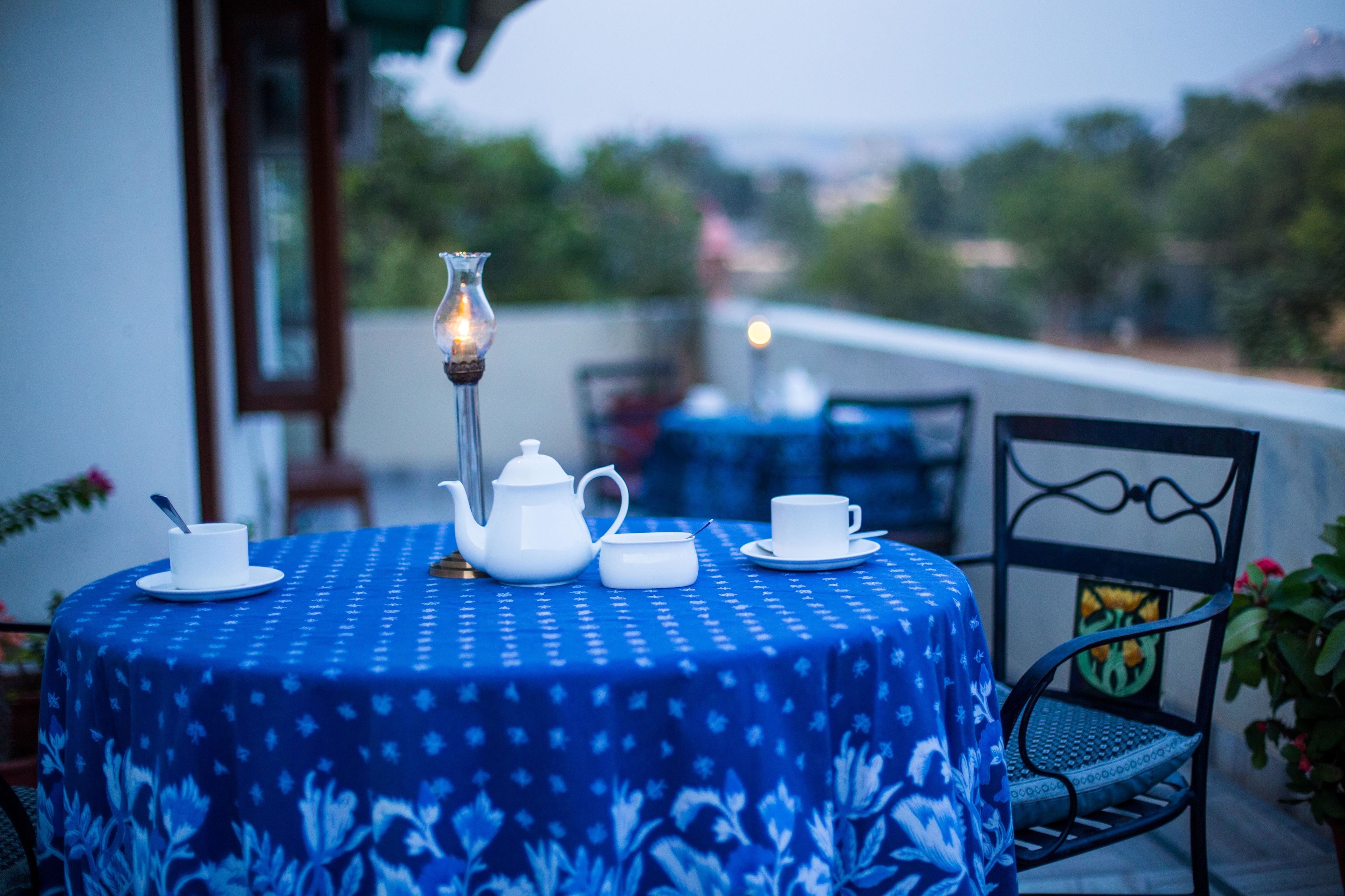 Frokost, lunsj og middag serveres, indiske retter, utsikt mot hagen 