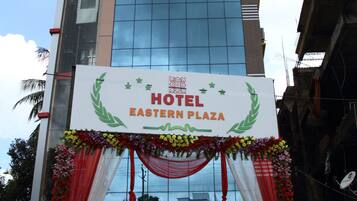 Ein Hotel Eingang mit einem Schild für "Hotel Eastern Plaza" und einem geparkten Auto davor.